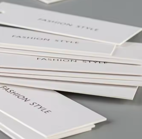 Etiqueta colgante de ropa de forma irregular de 400 g/m² de alta calidad, etiqueta colgante de ropa personalizada con impresión y colgante colgante.