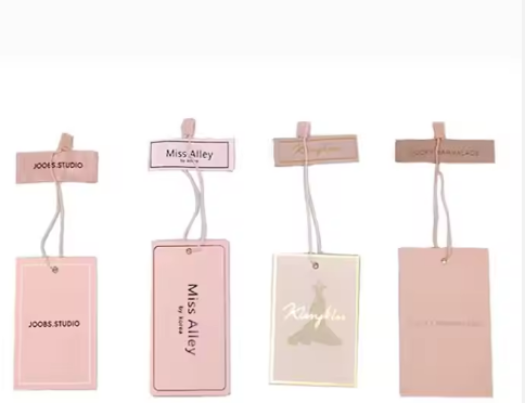 Etiquetas de papel reciclado de lujo para prendas con etiquetas colgantes personalizadas en relieve, etiquetas colgantes especiales de cartón para ropa con logotipo propio, para zapatos y bolsos. Etiquetas de papel reciclado de lujo para prendas con etiquetas colgantes personalizadas en relieve, etiquetas colgantes especiales de cartón para ropa con logotipo propio, para zapatos y bolsos.
