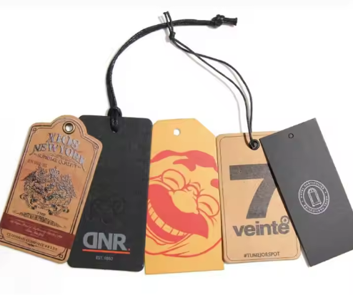 Etiquetas de papel reciclado de lujo para prendas con etiquetas colgantes personalizadas en relieve, etiquetas colgantes especiales de cartón para ropa con logotipo propio, para zapatos y bolsos. Etiquetas de papel reciclado de lujo para prendas con etiquetas colgantes personalizadas en relieve, etiquetas colgantes especiales de cartón para ropa con logotipo propio, para zapatos y bolsos.