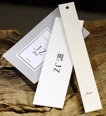 Etiqueta colgante de lujo de alta calidad para ropa, etiqueta colgante de papel con logotipo impreso personalizado, cuerda para ropa, el mejor precio.