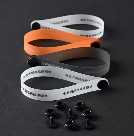 Etiqueta colgante personalizada laminada mate con logotipo impreso, imperdible y cinta negra