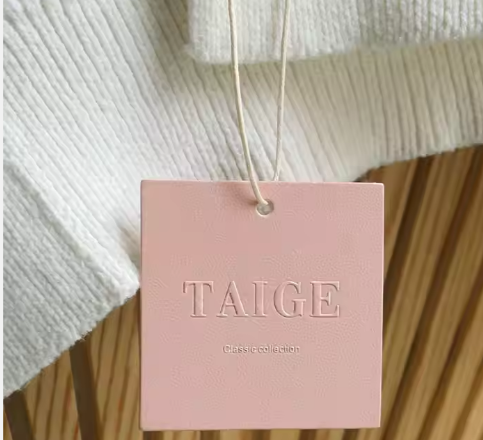 Etiqueta colgante personalizada laminada mate con logotipo impreso, imperdible y cinta negra