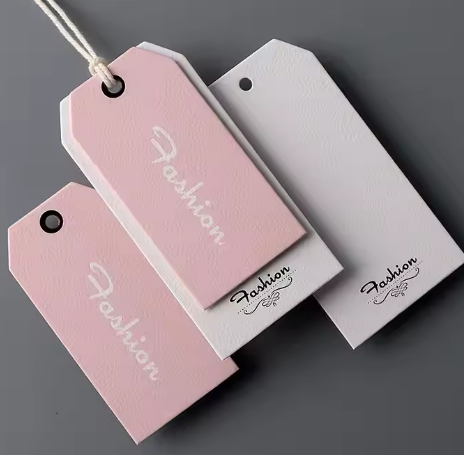 <strong>Etiqueta colgante personalizada laminada mate con logotipo i</strong>