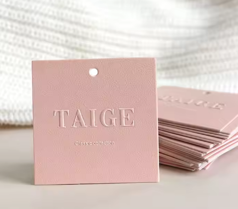 Etiqueta colgante personalizada laminada mate con logotipo impreso, imperdible y cinta negra