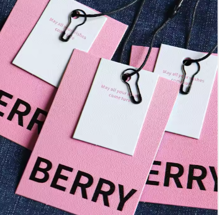Etiquetas de papel kraft de alta calidad personalizadas con el logotipo de la ropa de mujer para zapatos con etiquetas de ropa personalizables con marcas registradas