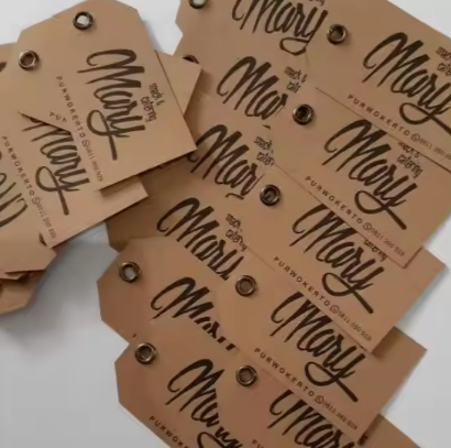 Etiqueta de papel kraft con nombre y logotipo, etiquetas de metal con ojales para colgar ropa, diseño personalizado gratuito, impresión en blanco y negro.