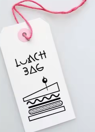 Etiqueta de papel kraft con nombre y logotipo, etiquetas de metal con ojales para colgar ropa, diseño personalizado gratuito, impresión en blanco y negro.
