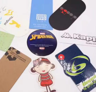 Etiqueta de papel kraft con nombre y logotipo, etiquetas de metal con ojales para colgar ropa, diseño personalizado gratuito, impresión en blanco y negro.