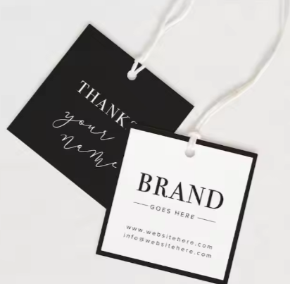 Etiqueta de papel kraft con nombre y logotipo, etiquetas de metal con ojales para colgar ropa, diseño personalizado gratuito, impresión en blanco y negro.