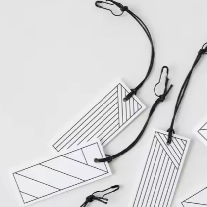 Etiqueta de papel kraft con nombre y logotipo, etiquetas de metal con ojales para colgar ropa, diseño personalizado gratuito, impresión en blanco y negro.
