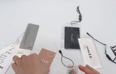 Etiquetas colgantes de lujo con logotipo impreso personalizado en oferta