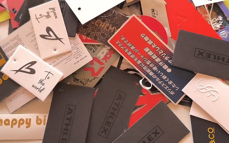 Etiquetas colgantes de lujo personalizadas para ropa y zapatos. Etiquetas colgantes de papel ecológicas con nombre y logotipo personalizados.