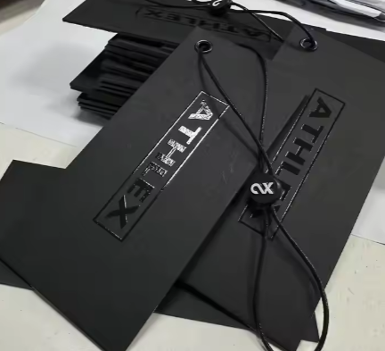 Etiquetas colgantes de lujo personalizadas para ropa y zapatos. Etiquetas colgantes de papel ecológicas con nombre y logotipo personalizados.