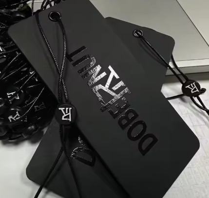 Etiquetas colgantes de lujo personalizadas para ropa y zapatos. Etiquetas colgantes de papel ecológicas con nombre y logotipo personalizados.